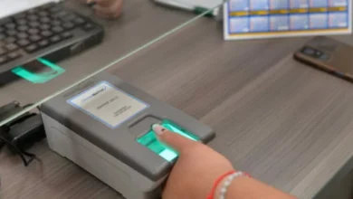 Personal de la Municipalidad de Córdoba atiende a vecinos durante el Operativo DNI en un barrio local