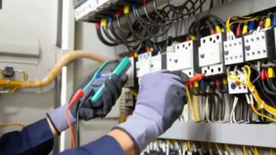 Trabajadores de mantenimiento eléctrico en Córdoba