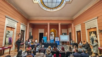 Niños y niñas participando en un concurso de dibujo contra el trabajo infantil