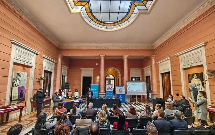 Niños y niñas participando en un concurso de dibujo contra el trabajo infantil