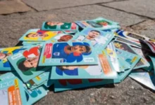 Niños del Hospital Infantil recibiendo álbum de figuritas del Mundial 2026 durante la campaña solidaria en Córdoba