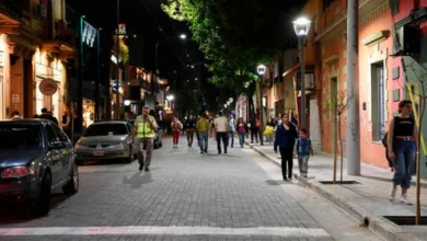 Corte nocturno en la calle Belgrano, Córdoba, con obra de tendido eléctrico