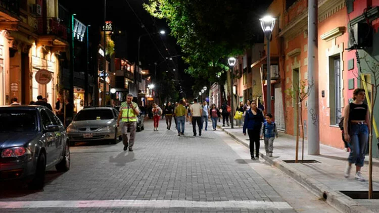 Corte nocturno en la calle Belgrano, Córdoba, con obra de tendido eléctrico