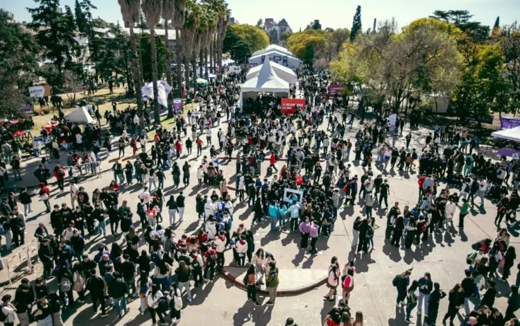 Estudiantes participando en la Muestra UNC 2026 en Ciudad Universitaria, Córdoba