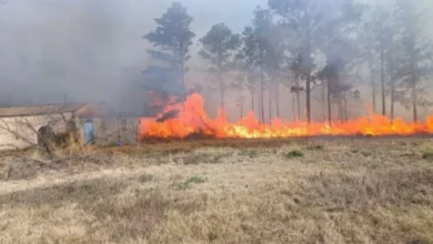 Helicóptero realizando descarga de agua en un incendio forestal