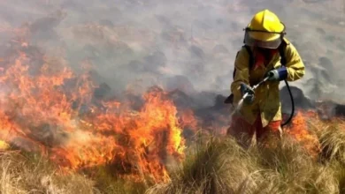 Vista aérea de zona serrana de Córdoba bajo riesgo de incendio