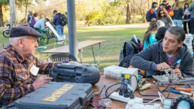 Persona reparando un electrodoméstico con herramientas