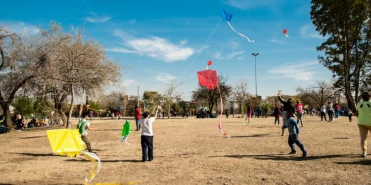 Niños y niñas disfrutando de la fiesta del Mes de las Infancias en Córdoba