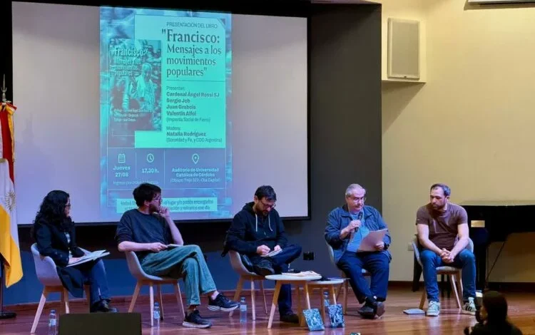 Rossi presentando el libro 'Francisco: mensajes a los movimientos populares' en la Universidad Católica de Córdoba