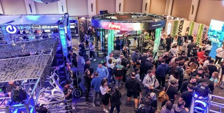 Foto del Complejo Ferial Córdoba preparado para la ExpoMov 2024 con stands de equipos de gimnasio