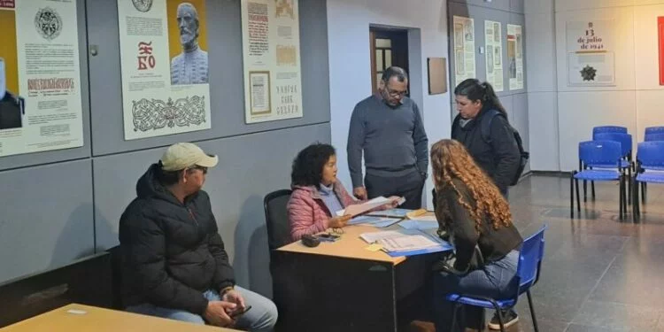 Oficina temporal del CAPeM en Córdoba atendiendo a la comunidad paraguaya