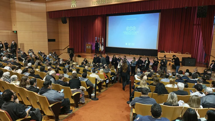 Gobernador Llaryora con estudiantes y maestros en el campus de la UTN