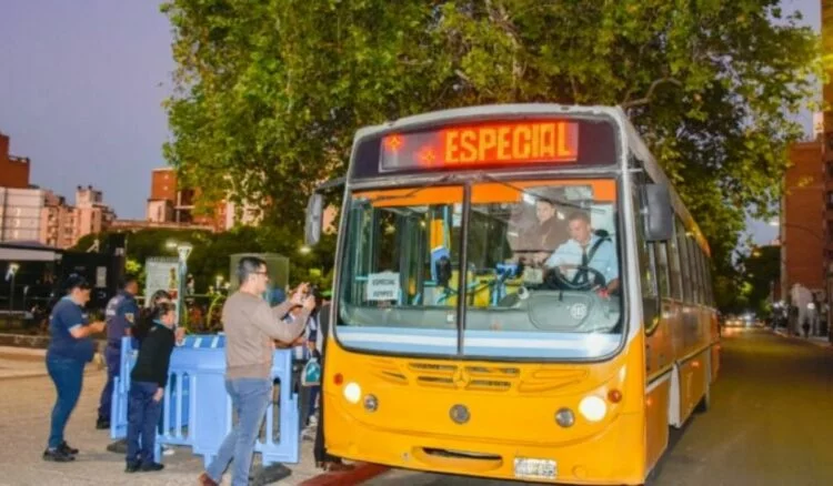 Agentes de tránsito controlando el acceso al Estadio Mario Alberto Kempes para el partido de Talleres y Central Córdoba