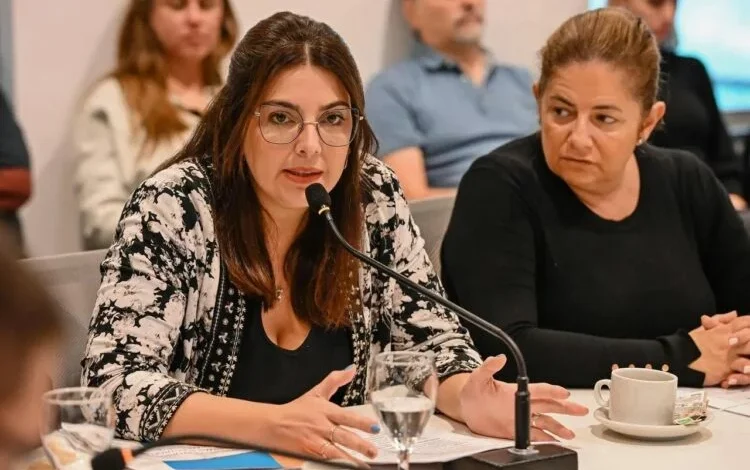 Concejala Rovetto Yapur hablando en una sesión del concejo