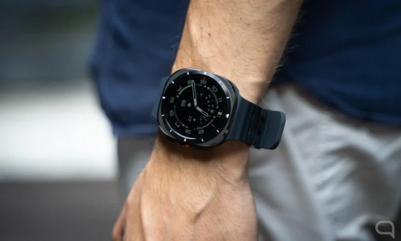 Reloj Samsung Galaxy Watch mostrando pantalla negra tras intentar reiniciar por cambio de zona horaria
