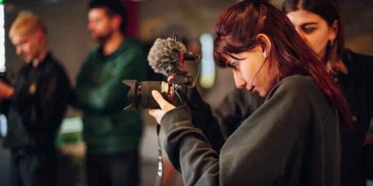 Estudiantes universitarios participando en el programa CREADORES