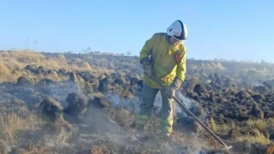 Helicóptero realizando labores de extinción de incendio en zona boscosa