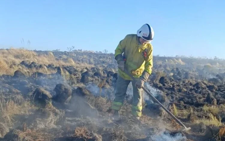 Helicóptero realizando labores de extinción de incendio en zona boscosa