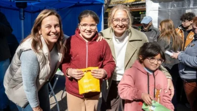 Niños sonrientes con anteojos, recibiendo controles oftalmológicos gratuitos