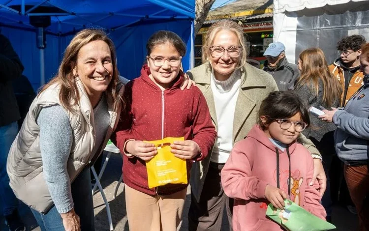 Niños sonrientes con anteojos, recibiendo controles oftalmológicos gratuitos