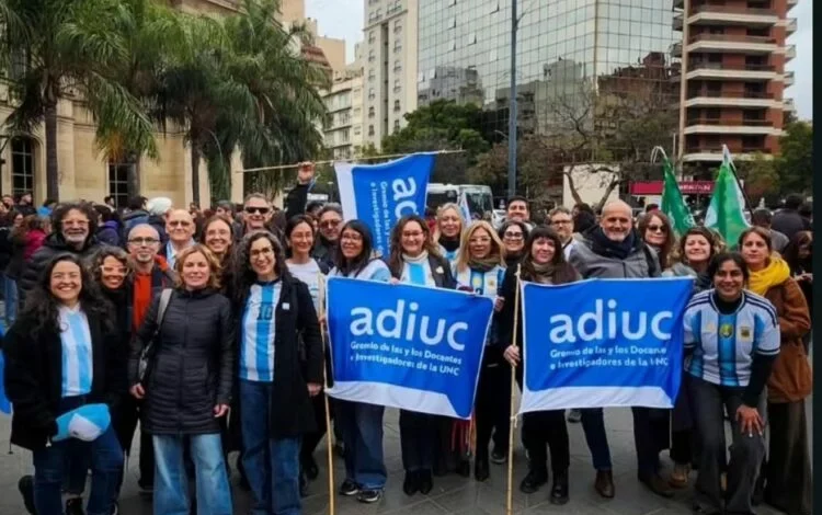 Manifestación en Córdoba en defensa de la ciencia y la educación
