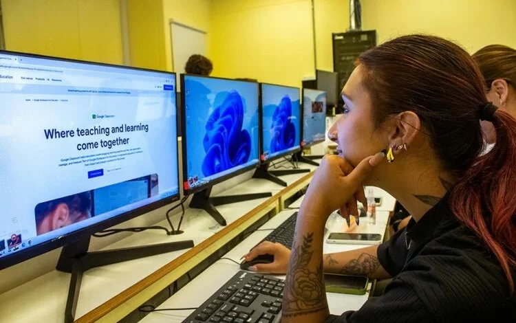 Estudiantes de la Universidad Provincial de Córdoba inscribiéndose al Centro de Idiomas