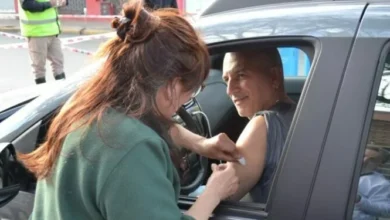 Vecinos recibiendo la vacuna durante la primera jornada de Autovac en la Dirección de Especialidades Médicas Centro, Córdoba