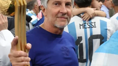 Jorge Messi y Lionel Messi sonríen juntos en una foto
