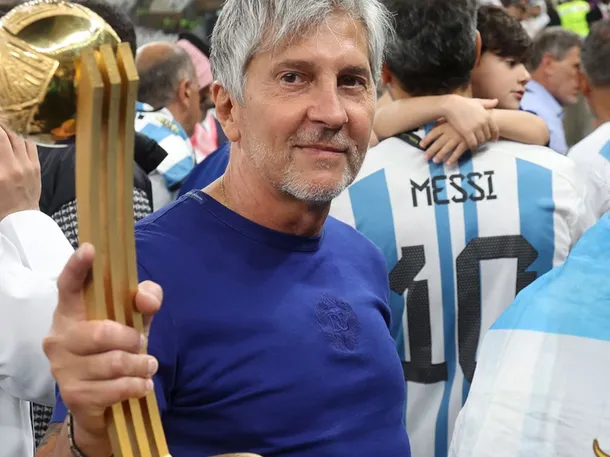 Jorge Messi y Lionel Messi sonríen juntos en una foto
