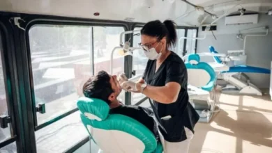 Persona sonriendo con una sonrisa saludable