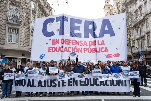 Docentes marchando en el paro nacional
