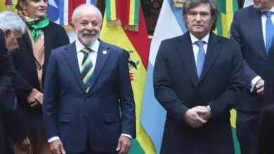 Bandera de Uruguay en un fondo de banderas de Argentina y Brasil