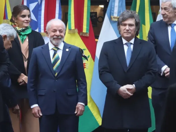 Bandera de Uruguay en un fondo de banderas de Argentina y Brasil