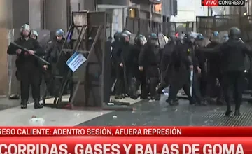 Imagen de manifestantes y periodistas durante la represión policial en el Congreso