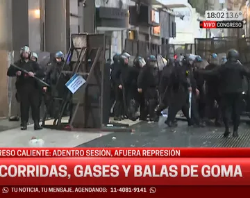 Imagen de manifestantes y periodistas durante la represión policial en el Congreso