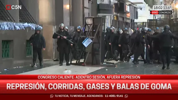 Manifestantes y periodistas enfrentan la represión policial en el Congreso
