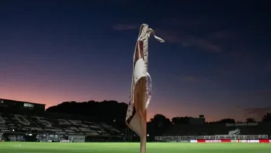Imagen de los jugadores de Platense y Boca Juniors en el campo de juego