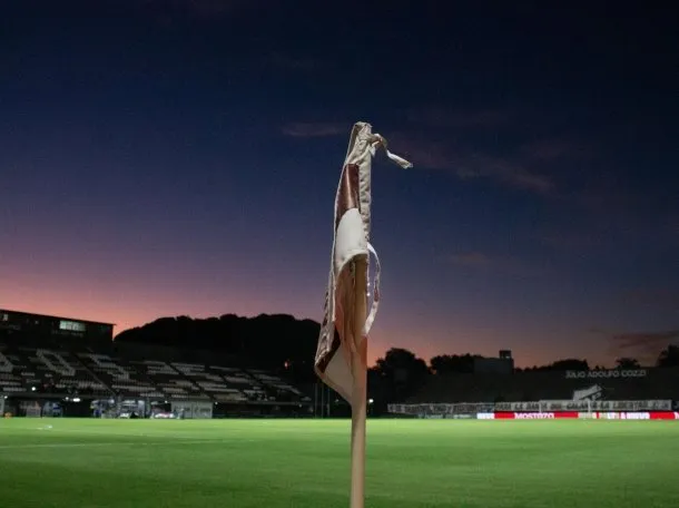 Imagen de los jugadores de Platense y Boca Juniors en el campo de juego