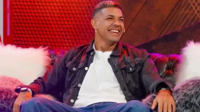 Facundo Medina en una entrevista, sonriendo y con los brazos cruzados