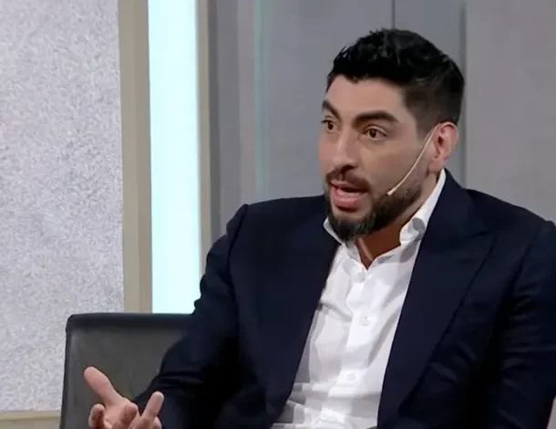 Facundo Moyano en una entrevista televisiva, hablando sobre su arresto y la situación de su pareja, Candela Arizaga