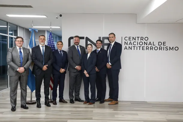 Representantes de la SIDE y el FBI durante una reunión para discutir la lucha contra el terrorismo y el crimen organizado