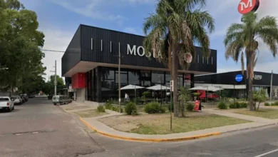 Una ambulancia frente a un local de comidas rápidas