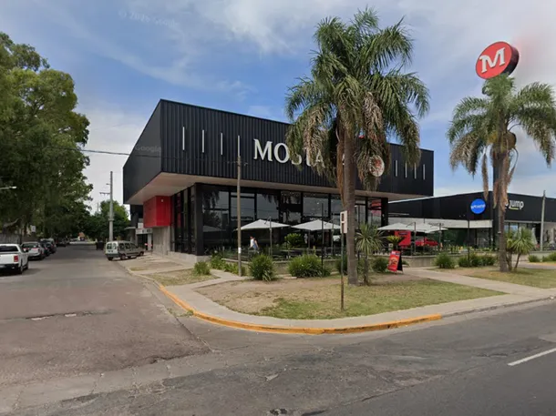 Una ambulancia frente a un local de comidas rápidas