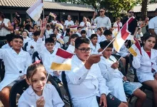 Niños y docentes frente a la escuela municipal de Córdoba durante la inscripción 2027