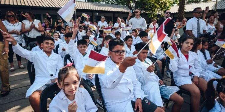 Niños y docentes frente a la escuela municipal de Córdoba durante la inscripción 2027