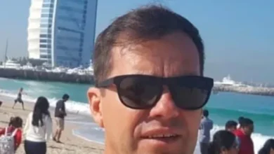 Imagen de un director de escuela en su despacho, con un calendario y papeles sobre el escritorio