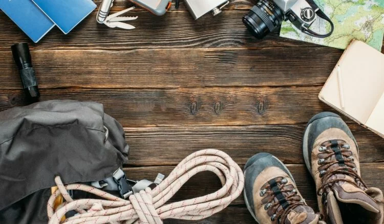 Mochila de emergencia preparada para 72 horas con agua, alimentos y kit de supervivencia