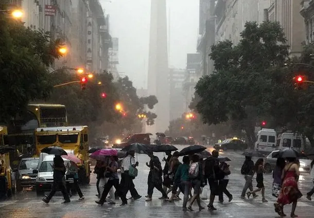 Imagen de un cielo nublado con lluvia en el AMBA