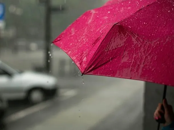 Imagen de un cielo nublado en el AMBA con lluvia