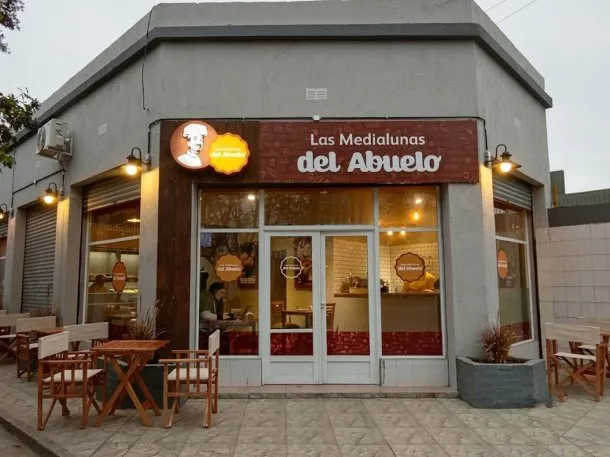 Un local de medialunas cerrado en Pilar, Argentina